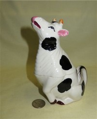 Cow creamer with sugar shaker head