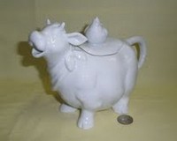 Smiling round glossy cow teapot with chicken oin lid